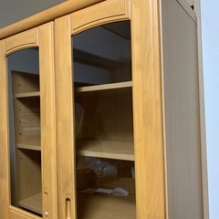 ガラス扉つき本棚の画像