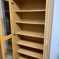 ガラス扉つき本棚の画像