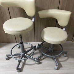 キャスター付き昇降チェアー2脚の画像