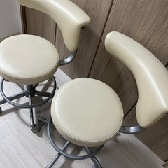 キャスター付き昇降チェアー2脚の画像