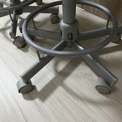 キャスター付き昇降チェアー2脚の画像