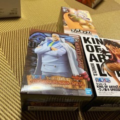 バンダイ製のモンキー・D・ルフィとモンキー・D・ガープのフィギュアセット。
の画像