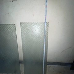 ワイヤー入りガラスの画像