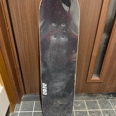 光るスケートボードの画像