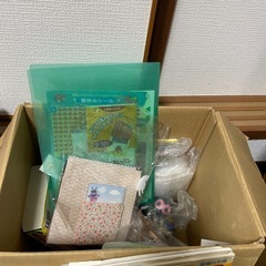 浮具、絵本、折り紙、辞典、おもちゃなどの画像