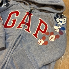 GAPミッキーのジップパーカーの画像