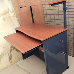 世田谷区近辺配送可能　サンワダイレクト パソコンデスク 幅90cm キーボードスライダー キャスター付き 在宅勤務 100-DESK065　上棚は5cm間隔で5段階の高さ調節が可能の画像