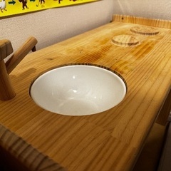 子供のおままごと用のデスク、チェアのセットです。の画像