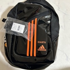 adidasと読売ジャイアンツがコラボしたショルダーバッグの画像