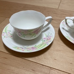 無料　ティーカップと皿の画像