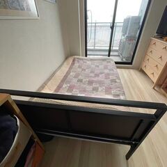 セミダブルベッドとマット2,000円で譲ります。の画像