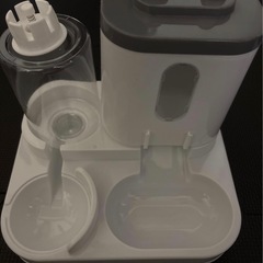 新品未使用 用給餌・給水一体型 自動給餌器の画像