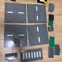 スパイダーマンのLEGOフィギュアと多色ブロック
の画像