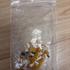 スパイダーマンのLEGOフィギュアと多色ブロック
の画像