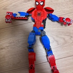 スパイダーマンのLEGOフィギュアと多色ブロック
の画像