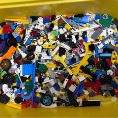 スパイダーマンのLEGOフィギュアと多色ブロック
の画像