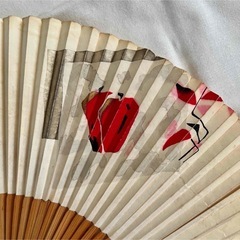 赤い実の扇子の画像