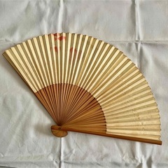 赤い実の扇子の画像