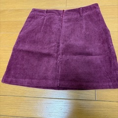 えんじ色スカートパンツの画像