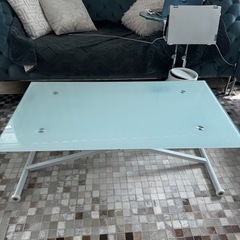 高さ調整可能な透明ガラステーブル。の画像