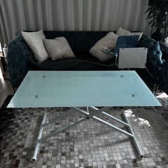 高さ調整可能な透明ガラステーブル。の画像