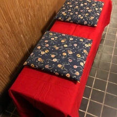 木製椅子+赤もうせん+座布団の画像