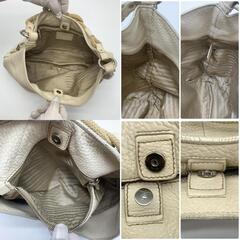 PRADA プラダ ハンドバッグ トートバッグ ワンショルダー 肩掛け ホーボー シボ革 シボレザー キャンバス 三角ロゴプレート クリーム ホワイト アイボリー 白 デカロゴ でかロゴ A4収納可 白タグの画像