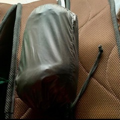 軽量のフードダウンジャケットの画像