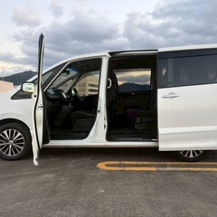 特別仕様車☆27年式☆8人乗り☆ガソリン代 節約☆S-HYBRID入りました‼️月々1.2万円〜分割払い可❗️車検2年付き！大人気☆ニッサン セレナ☆フリップダウンモニター付き☆Bluetooth対応ナビ☆走行中DVD見れます☆ETC☆バックカメラ☆ドラレコ付きのフル装備☆両側電動スライドドア☆ウィンカーミラー☆フル装備☆車内広々三列シート‼️の画像