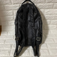 黒 本革 レザーリュック 大容量 多用途 上質 目立つ傷なしの画像