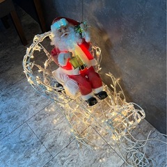 トナカイとサンタのクリスマスグッズの画像