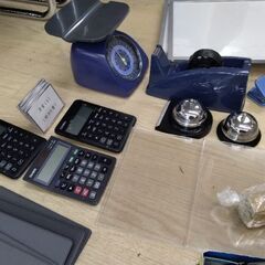 超激安　事務用品まとめてたったの2千円　電卓　ホチキス　ファイル　ゴム印　名札　計り　ボールペン　の画像