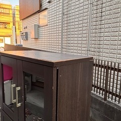 ガラス扉キャビネット　食器棚の画像
