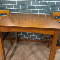 ニトリ ダイニングテーブル 椅子二脚セット！の画像