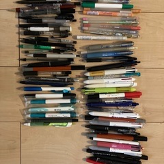 たくさんの文房具の画像