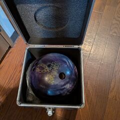 ボーリングボールとケースの画像