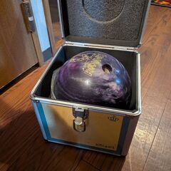 ボーリングボールとケースの画像