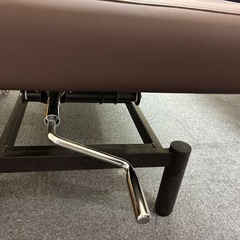 手動回転式昇降整体ベッドの画像