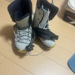 スノーボード板とビンディングブーツのセットの画像