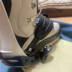 スノーボード板とビンディングブーツのセットの画像