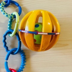 赤ちゃんのおもちゃ　ボール　チェーンの画像