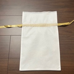 ホワイトのFEILERギフト袋、ゴールドリボンの画像