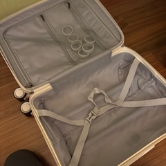 スーツケースホワイト未使用に近いの画像