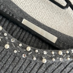 グレー リブ編み セーター ビーズ装飾の画像