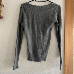 グレー リブ編み セーター ビーズ装飾の画像