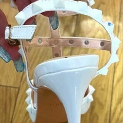 【配送対応可】VALENTINOバレンティノ　モチーフ　ミュール　ハイヒール　ホワイト白　スタッズ　ピンヒール　ストラップ付23.5 の画像