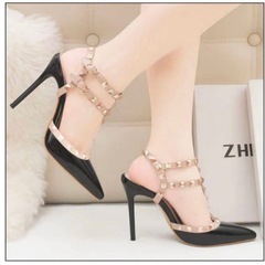 【配送対応可】VALENTINOヴァレンティノ　モチーフミュール　ハイヒール　ベージュ　スタッズ　ピンヒール ストラップ付23.5 新品　の画像