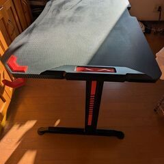 ゲーミングデスクの画像