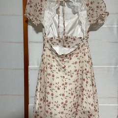 背中の空いた花柄ワンピースの画像