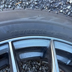 ホイール付きたタイヤの画像